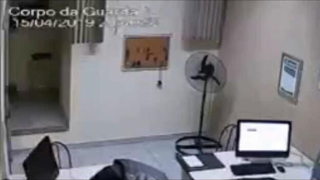 Dos policías de Sao Paulo salvan la vida de un bebé que se estaba asfixiando