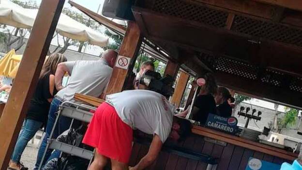 Un socorrista, obligado a hacer de camarero en el sur