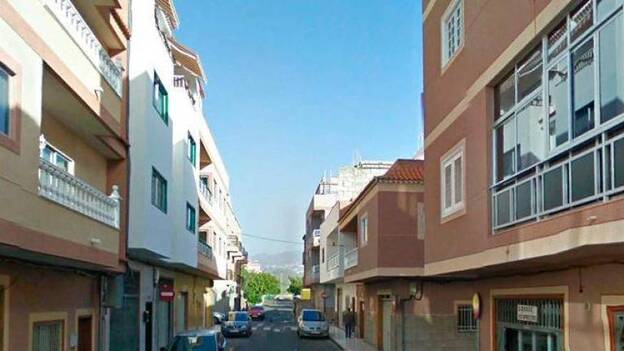 «Le apretó el cuello hasta romperle una vértebra»