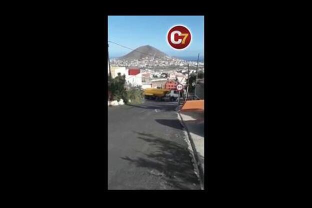 Vuelca un camión cargado de alquitrán en Cuesta Caraballo