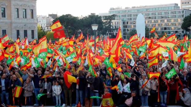 Sánchez y Casado hacen su última llamada al voto para liderar los dos bloques