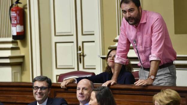 Corujo renuncia a cobrar de la Cámara y le reclaman el escaño