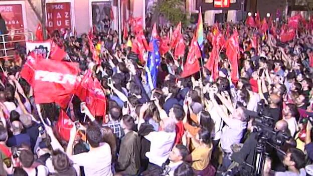 El PSOE gana las elecciones y el PP sufre una derrota histórica