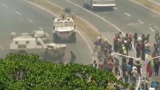 Una tanqueta atropella a manifestantes cerca de base militar en Caracas