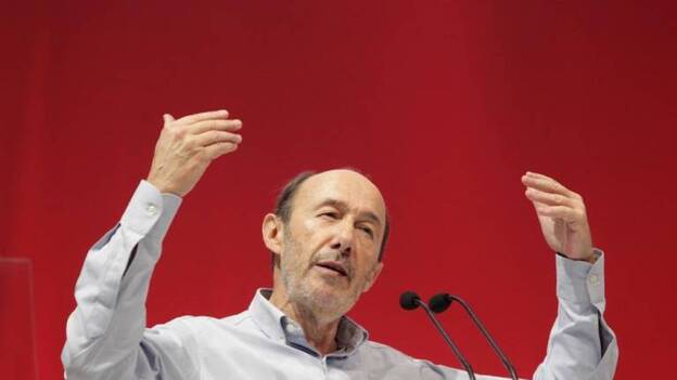 La familia socialista llora a Pérez Rubalcaba, que lo fue todo en el PSOE