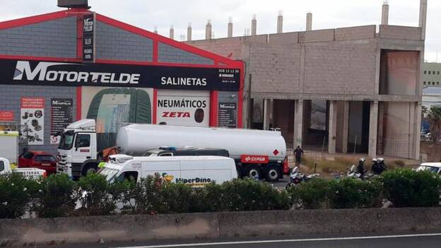 Chocan contra un camión cisterna huyendo de la Policía