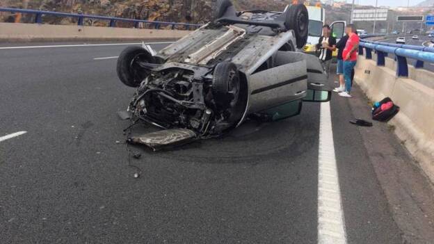 Aparatoso vuelco de un turismo en la GC-3