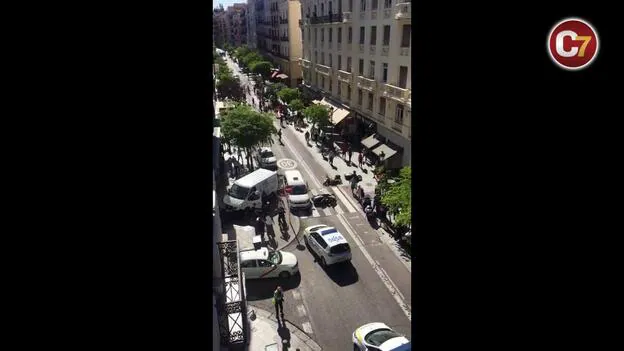 Destroza tres motos y un escaparate con una furgoneta en la calle Mayor de Madrid