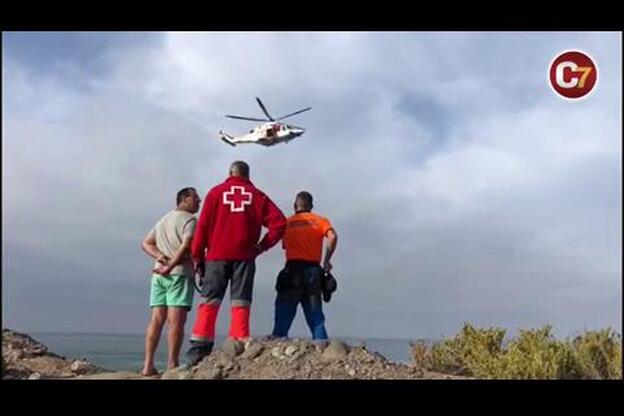 Se busca a un niño que cayó de una patera