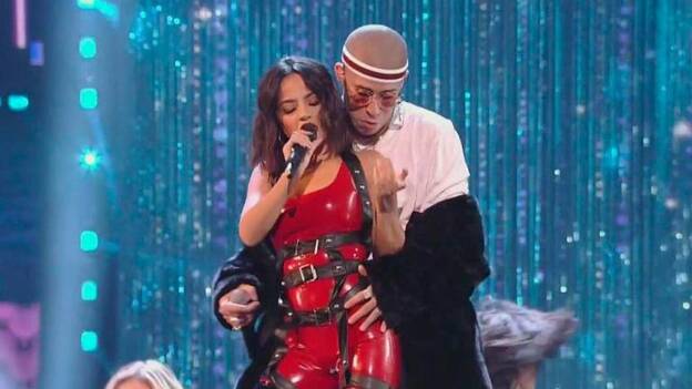 Bad Bunny, con Becky B en Canarias Baila