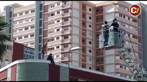 La pareja atrincherada esquiva el ingreso en Psiquiatría del Negrín