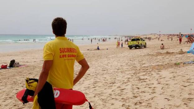 Fallece tras ser rescatado del agua en Corralejo