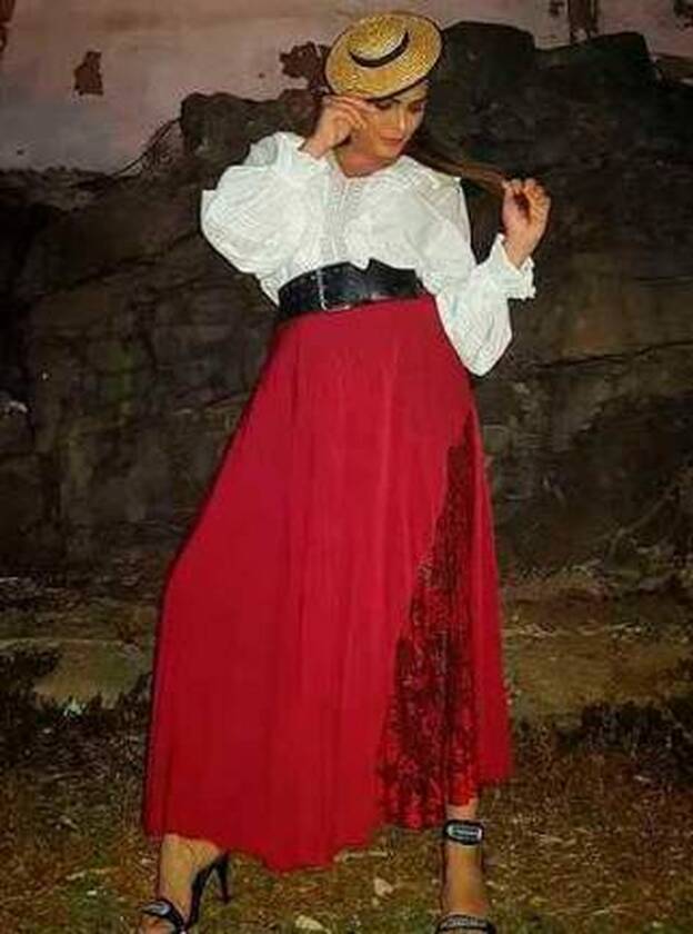 Amor, criticada por su traje de canaria