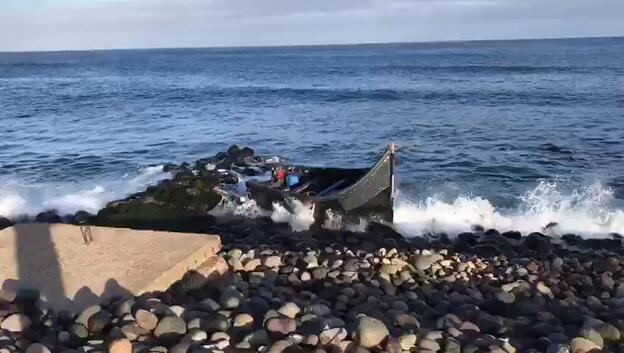 Encuentran una patera en la playa del Roque en La Aldea