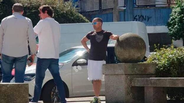 Un taxista, denunciado por trabajar en falda