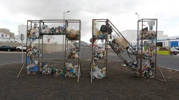 Escultura en protesta contra la basura