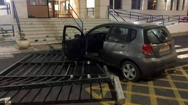 Un conductor ebrio se empotra en la comisaría de Policía de Arrecife