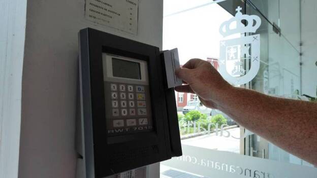 Afloran las primeras denuncias por incumplir el control horario