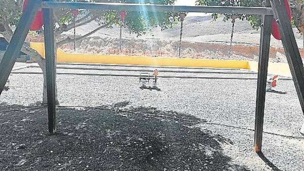 Roban los remos y el tobogán del parque infantil de Tarajal de Sancho