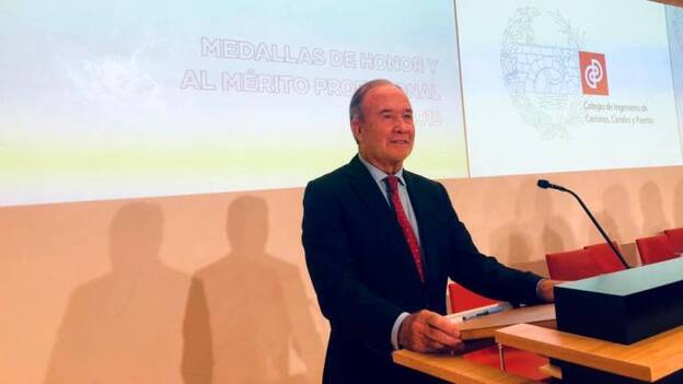 Juan Miguel Sanjuán recibe la medalla de honor