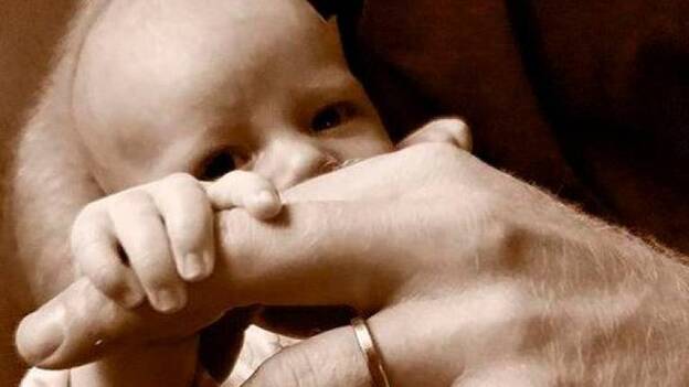 Meghan y Harry enseñan la carita de Archie