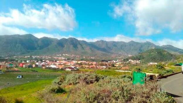 Un tractor cae por un terraplén en Valsequillo y su conductor queda atrapado