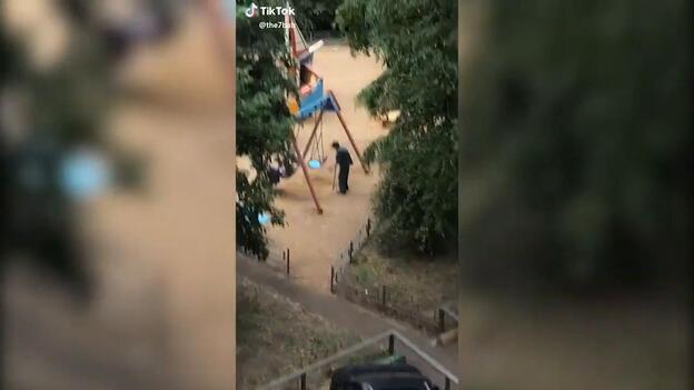 «El amor es empujar el columpio con tu muleta»