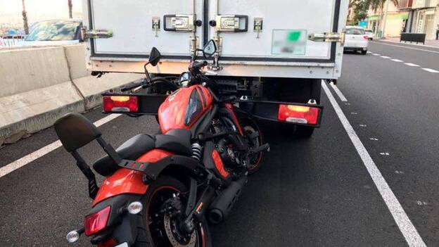 Un motorista herido en un accidente en la Naval