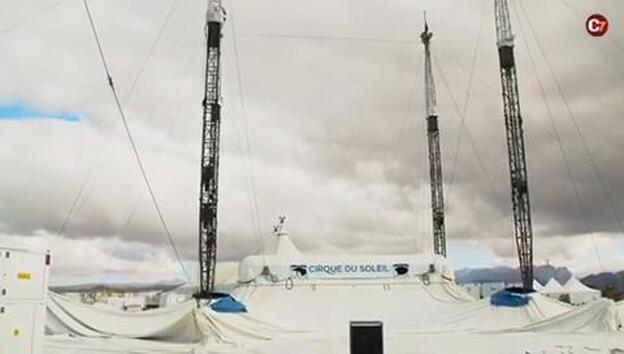 La carpa blanca roza el cielo del Sur