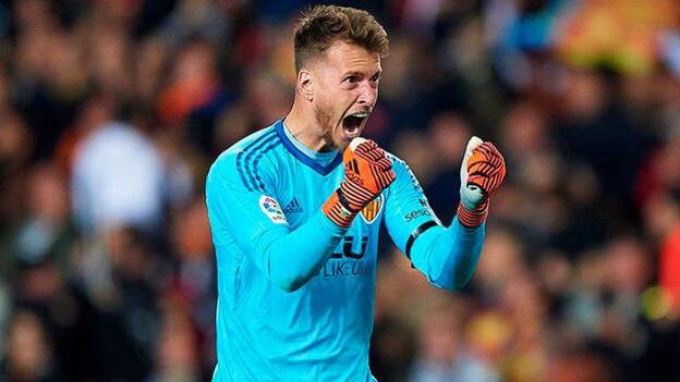 Neto firma 4 temporadas por el Barça