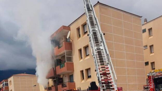 Dos mujeres graves tras un incendio en un edificio de Güimar