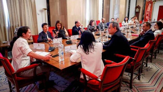 Iglesias replica al PSOE: El Gobierno monocolor es una «obsesión absurda»