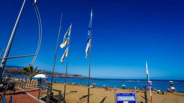 La Playa de Las Canteras de Las Palmas de Gran Canaria iza la Bandera Azul