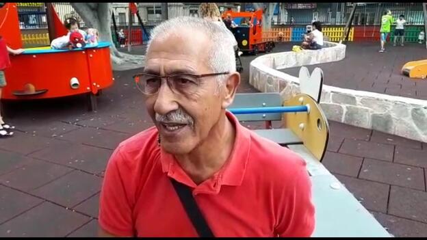 Abuelos comprometidos felices por disfrutar de sus nietos en verano