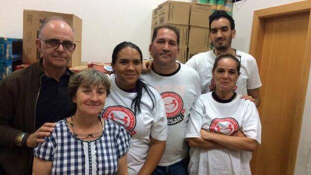 Una ONG da leche, cacao y cereales a 42 familias para asegurar que sus hijos desayunan pese al cierre de comedores escolares