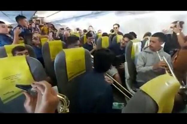 Celebración de Risco Caído a ritmo de La Rama en pleno vuelo