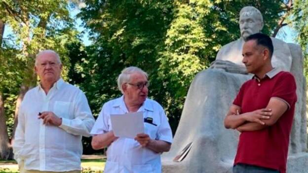 Santiago Gil presenta su novela ante Galdós en El Retiro