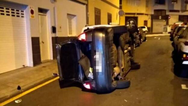 Vuelcan un coche y se dan a la fuga