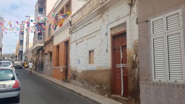 Uno de los hermanos, impedido, fue hallado en la cama