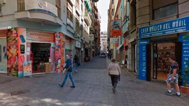 Una herida tras caerle parte de un balcón