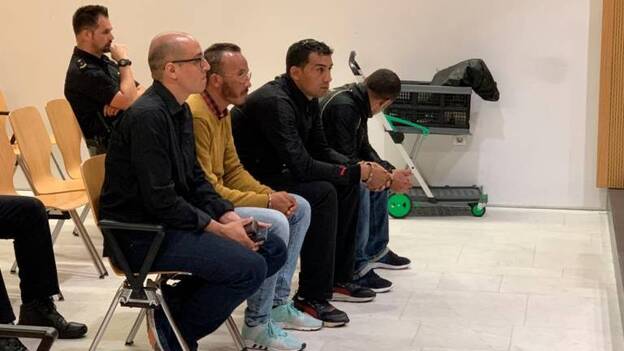 Tres acusados de patronear una patera con droga se acusan entre ellos