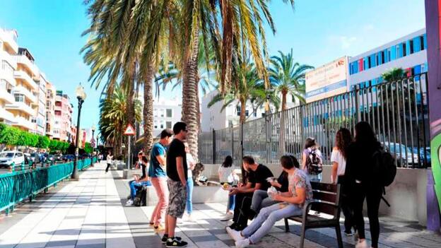 Los jóvenes se dicen feministas pero justifican el control sobre sus parejas