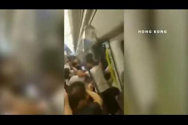 Ataque impune a manifestantes en el metro de Hong Kong