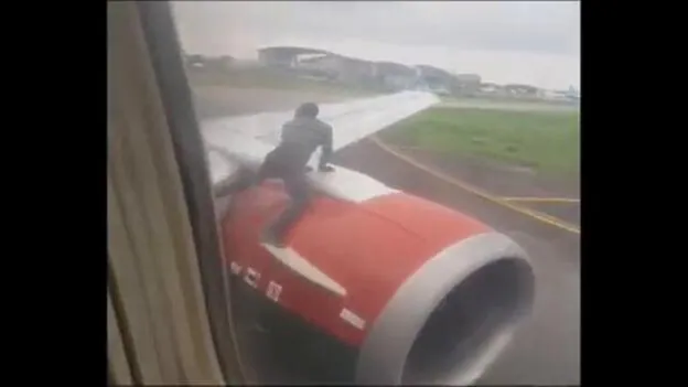 Un hombre salta al ala de un avión cuando iba a despegar