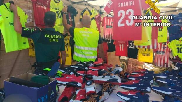 Cuatro detenidos por vender falsificaciones en Caleta de Fuste