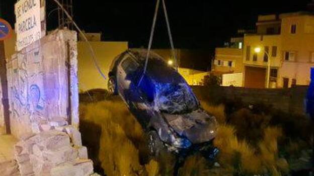 Chocan y caen a un socavón al huir de la policía