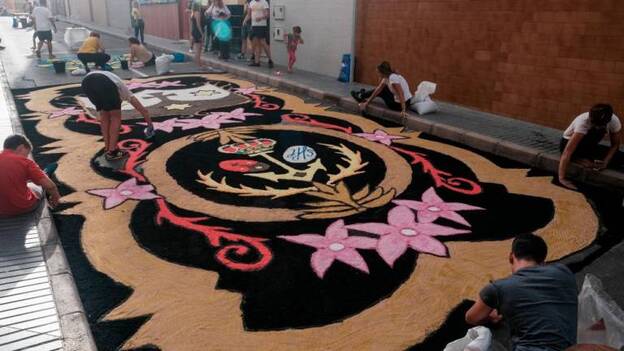 La procesión terrestre alfombra La Isleta
