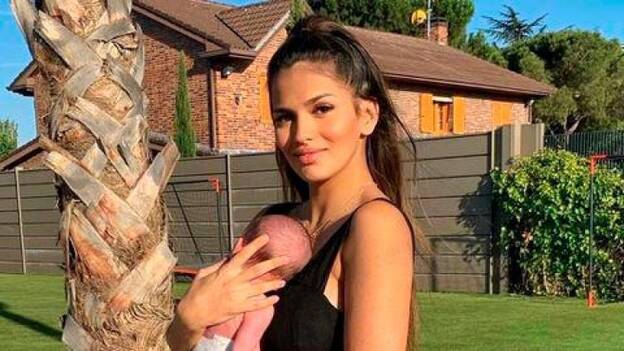 Sara Sálamo, criticada por ‘exponer’ a su hijo al sol