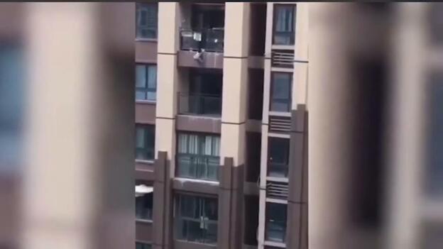 Sobrevive a una caída desde un sexto piso