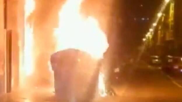 Quema de contenedores en Molino de viento